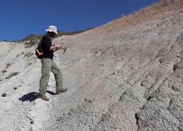 El investigador Matías Reolid, en el talud en el término de La Cerradura (Pegalajar, Jaén).